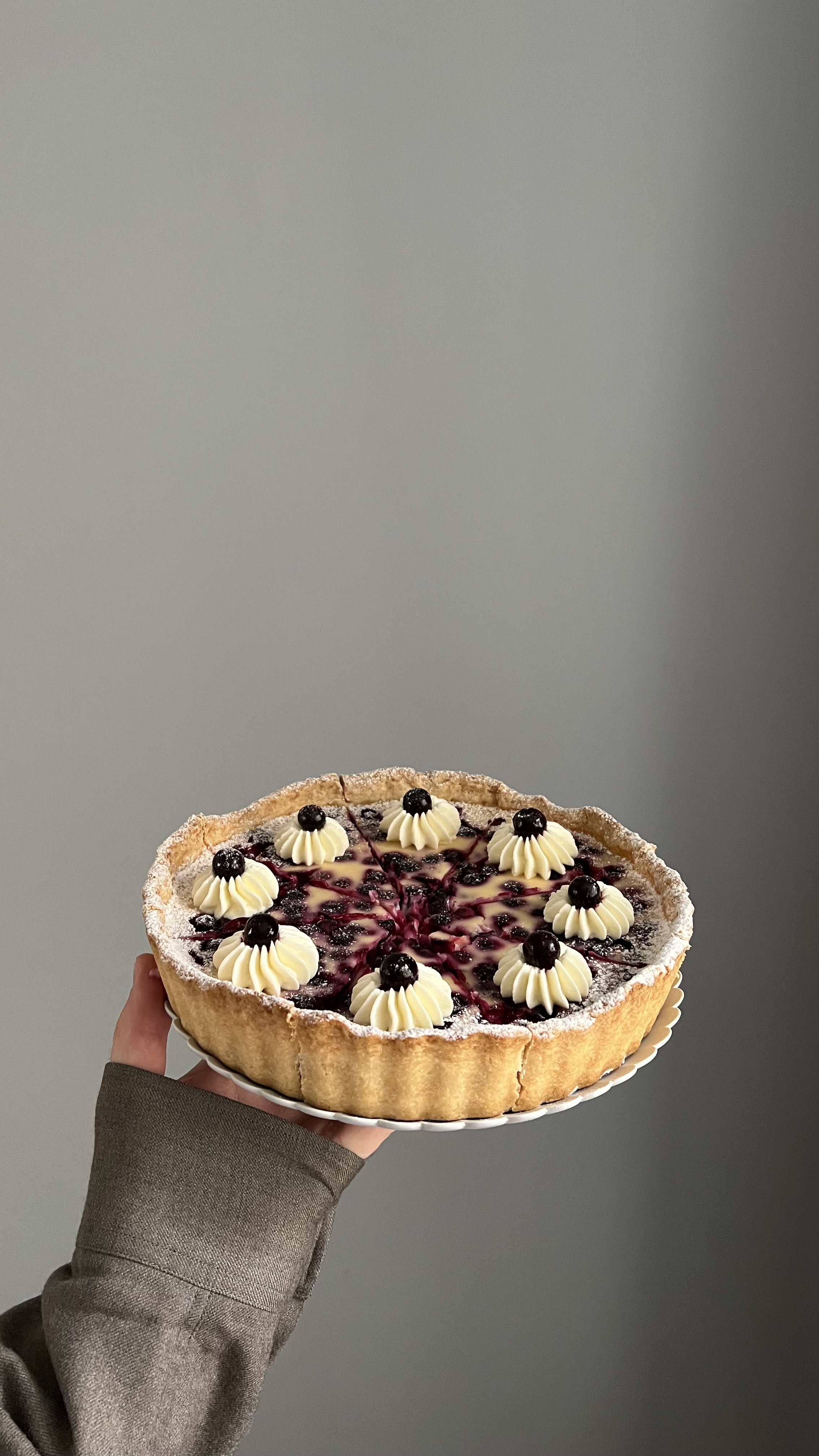 Yogurt pie with blackcurrant